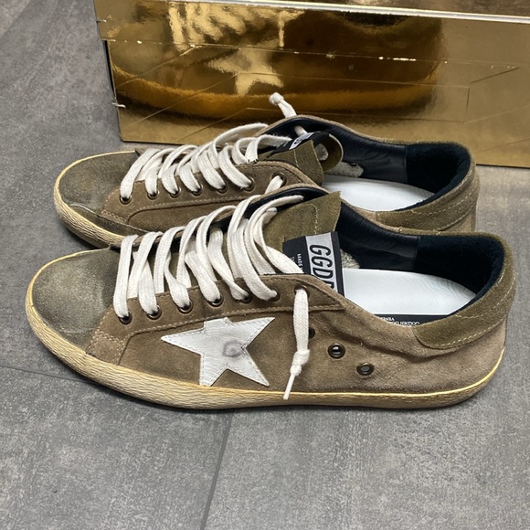 Authentic Like New Distressed Gold Goose Sneaker - Picture 2 of 6